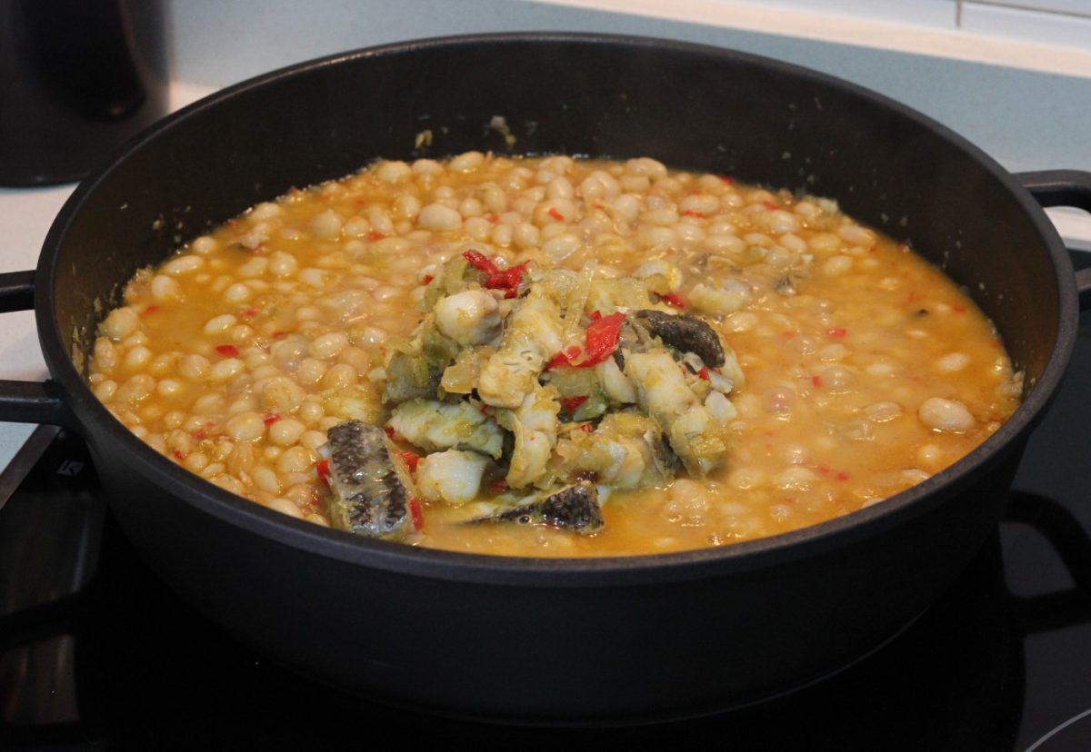 Fabes con bacalao y almejas