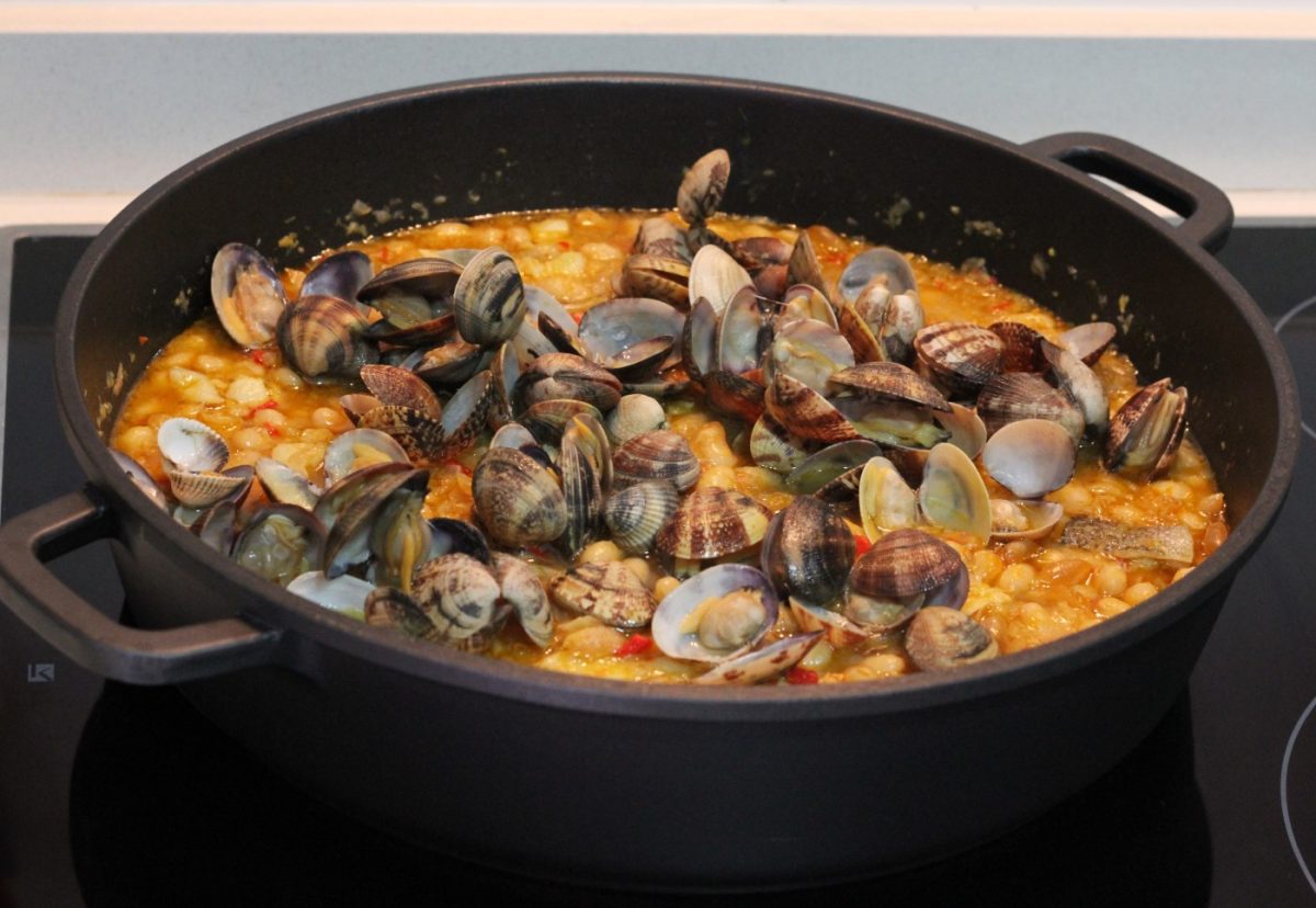 Fabes con bacalao y almejas