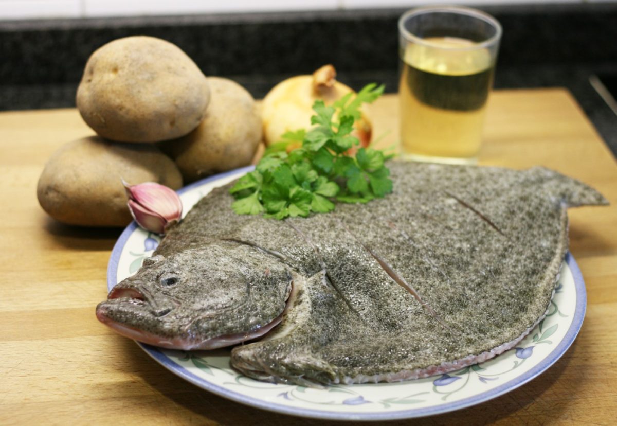 Rodaballo al horno con almejas