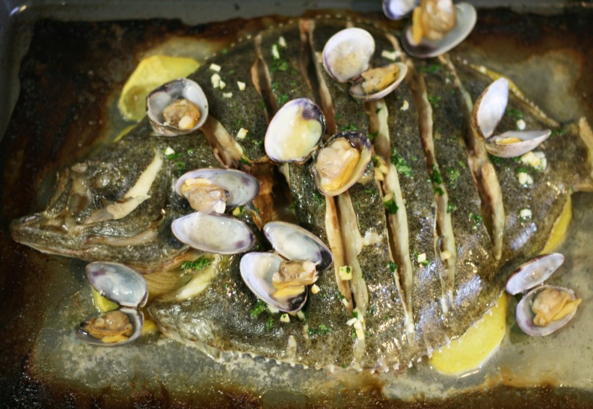 Rodaballo al horno con almejas