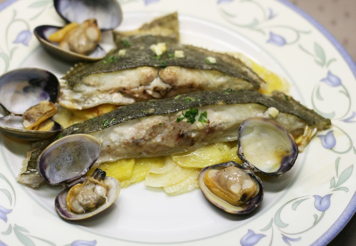 Rodaballo al horno con almejas