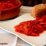 Asadillo manchego. Ensalada de pimientos asados y tomate