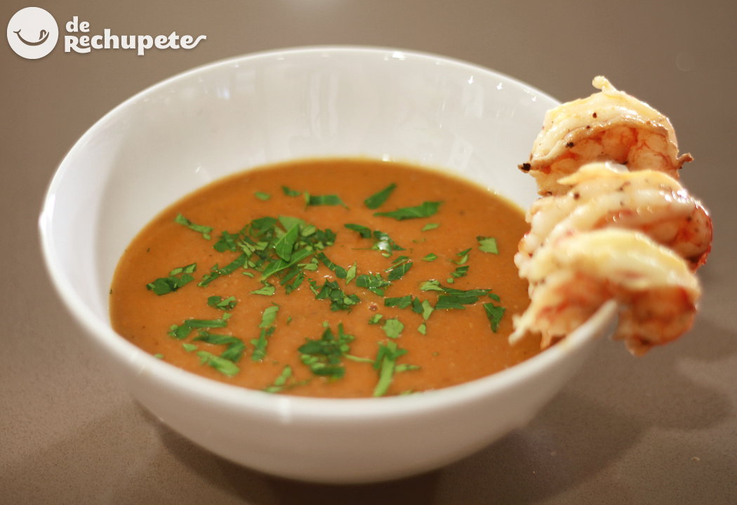 Crema de langostinos casera, suave y llena de sabor