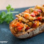 Tosta de lomo y verduritas con salsa barbacoa