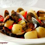 Almejas con patatas. Guiso marinero
