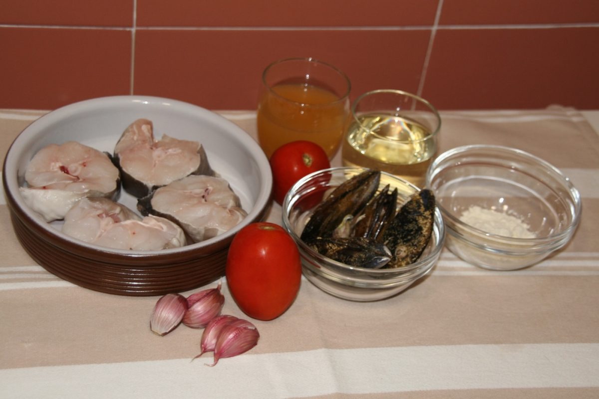 Congrio con mejillones a la marinera