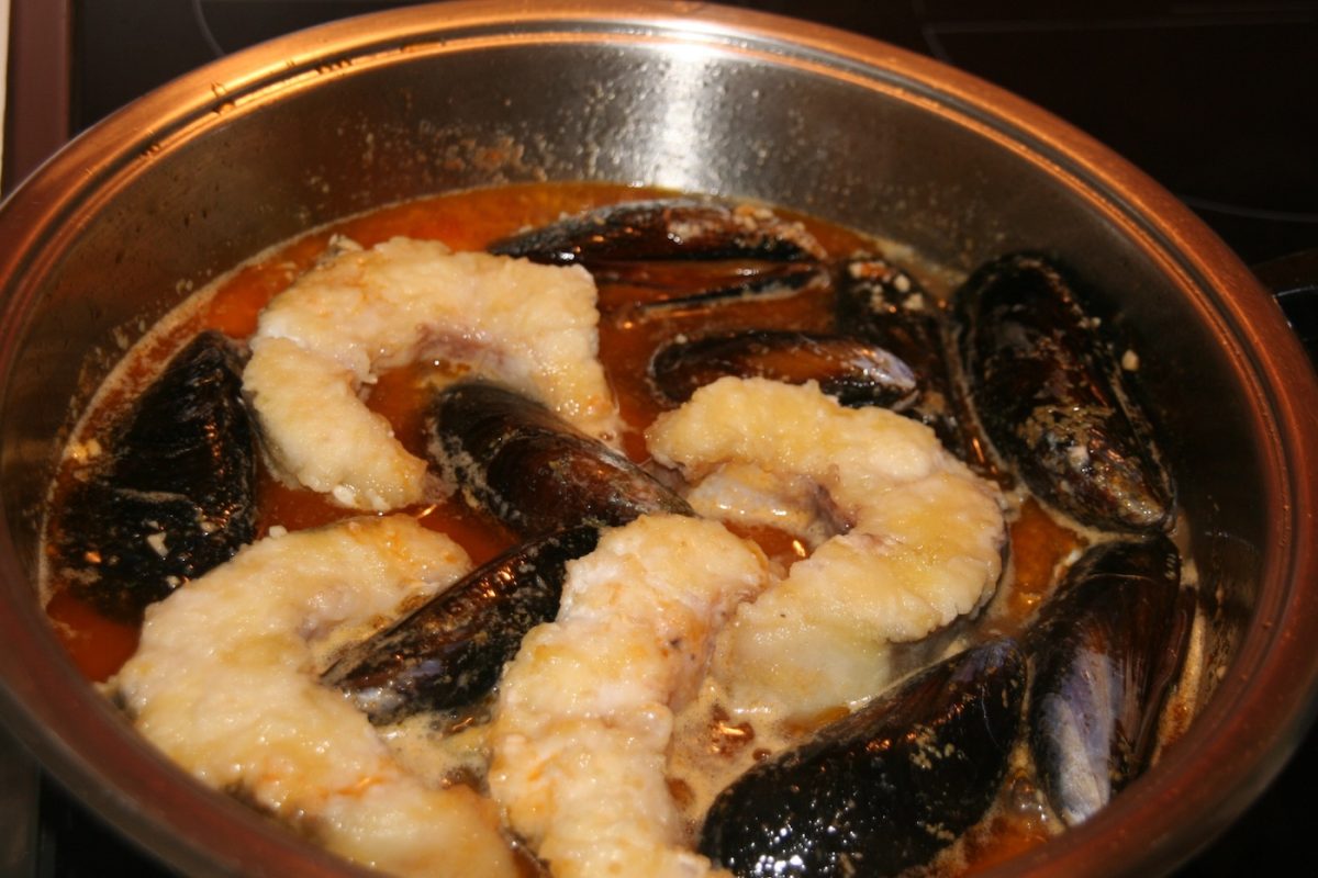 Congrio con mejillones a la marinera