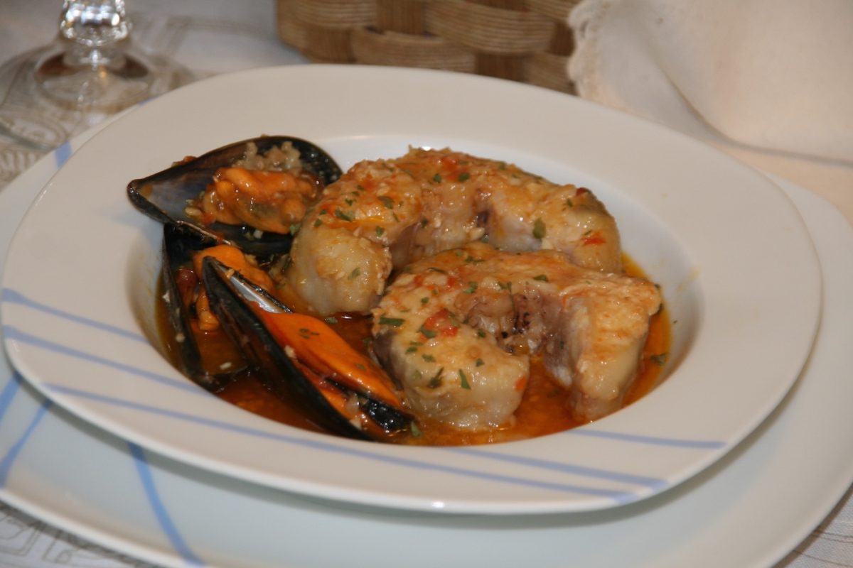 Congrio con mejillones a la marinera