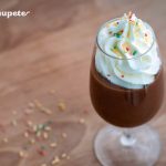Copa de chocolate y nata montada casera