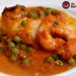 Merluza al horno con langostinos en salsa de tomate