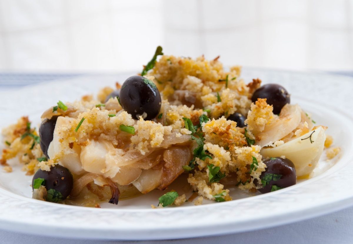 Bacalao al horno con pan de maíz. Bacalhau com broa