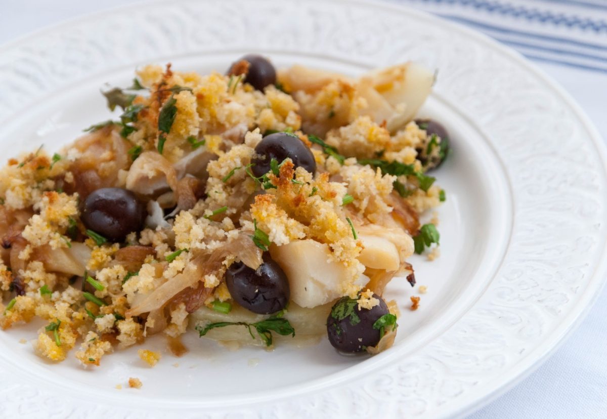 Bacalao al horno con pan de maíz. Bacalhau com broa