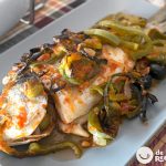 Dorada al horno con verduras y aceitunas