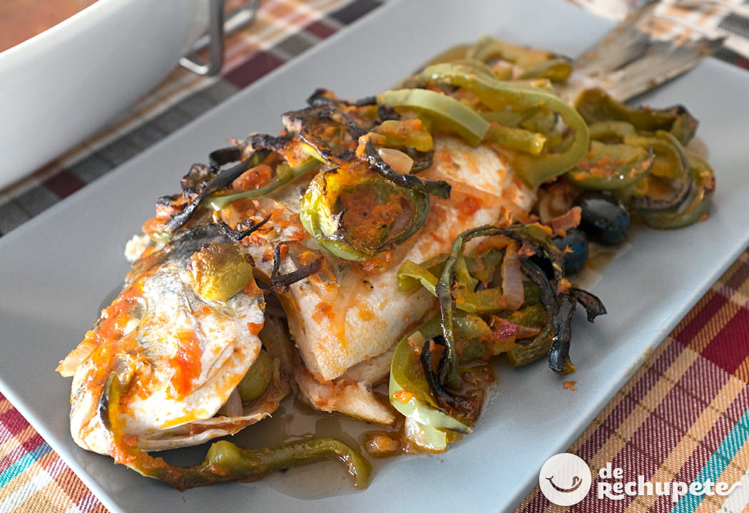 Dorada al horno con verduras y aceitunas