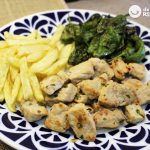 Raxo con patatas y pimientos de Padrón