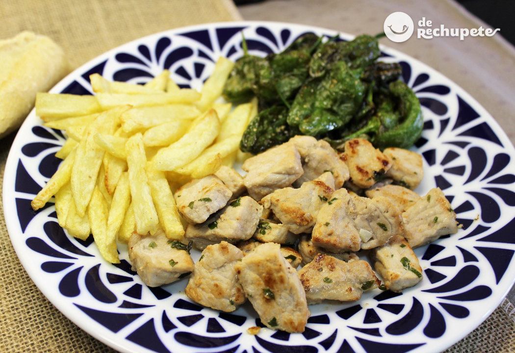 Pimientos de padrón o herbón con raxo y patatas