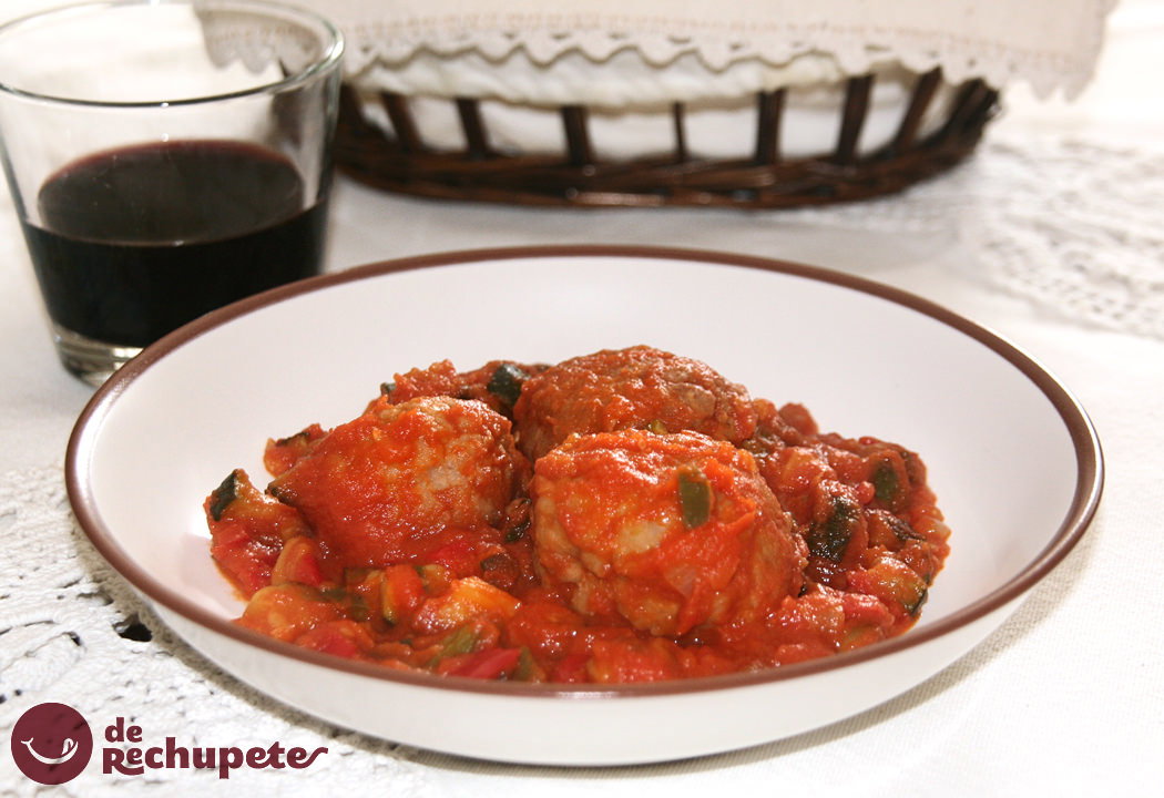Albóndigas de carne con pisto de verduras