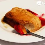Flan de yogurt con salsa de frambuesas o fresas