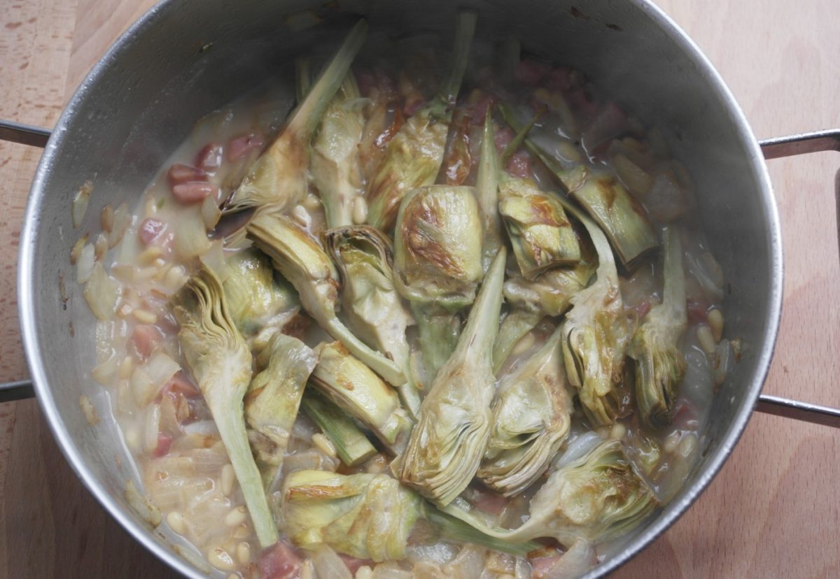 Alcachofas con jamón y huevo