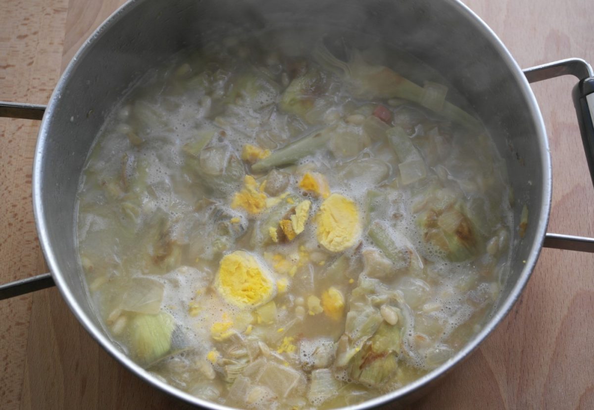 Alcachofas con jamón y huevo