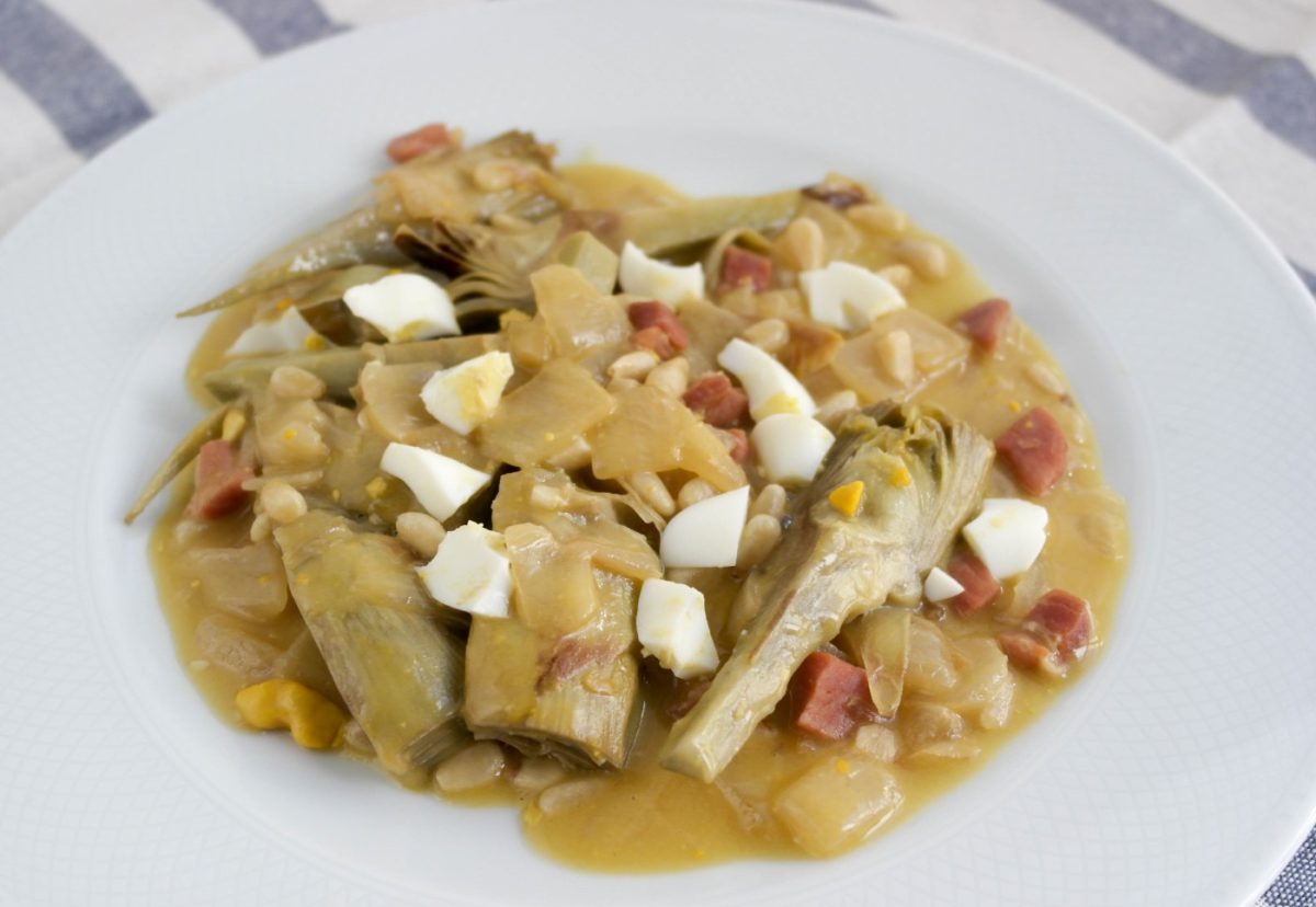 Alcachofas con jamón y huevo