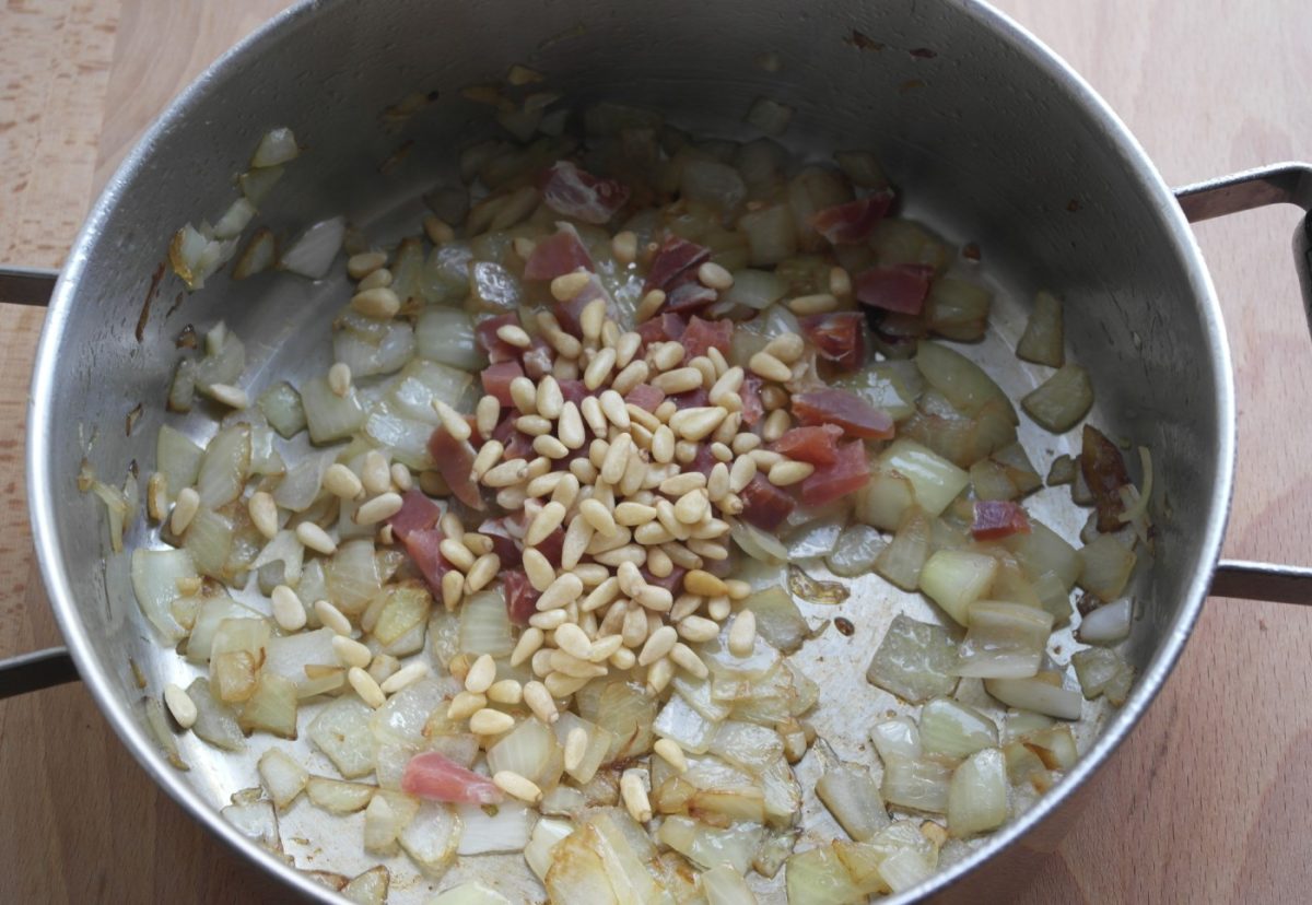 Alcachofas con jamón y huevo
