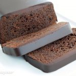 Bizcocho de chocolate con cobertura de chocolate