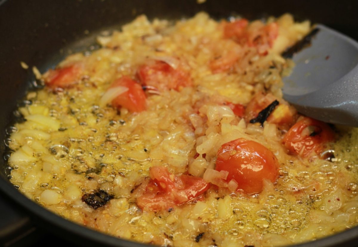 Salteado de habas tiernas con jamón y berberechos