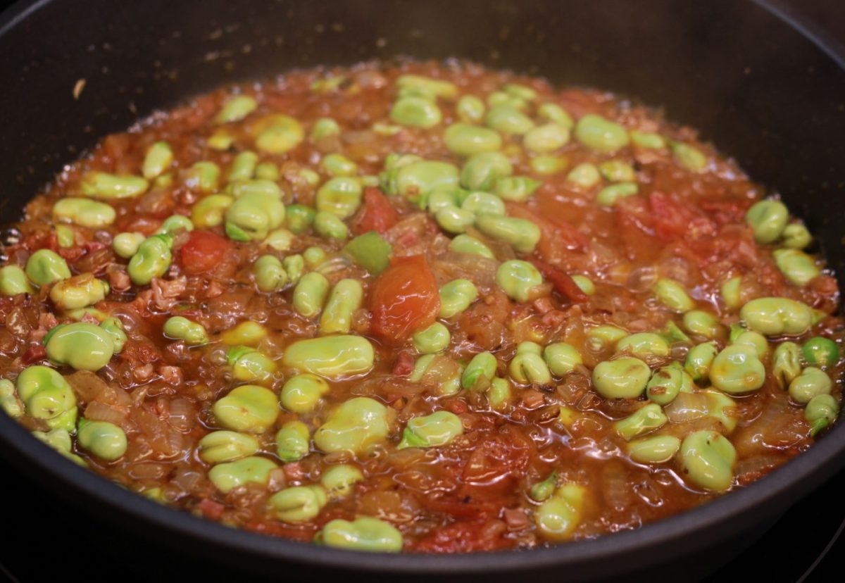 Salteado de habas tiernas con jamón y berberechos