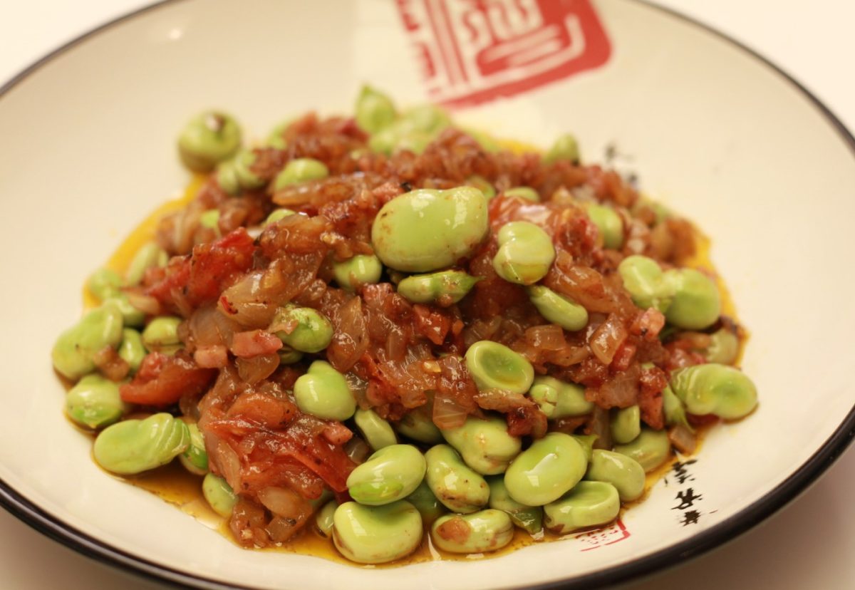 Salteado de habas tiernas con jamón y berberechos
