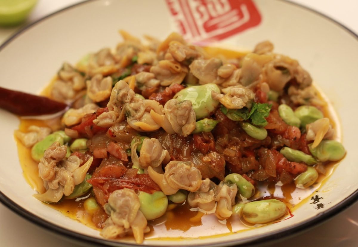 Salteado de habas tiernas con jamón y berberechos