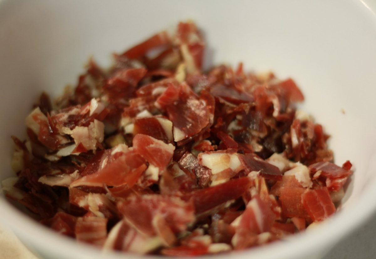 Salteado de habas tiernas con jamón y berberechos