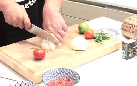 Salteado de habas tiernas con jamón y berberechos