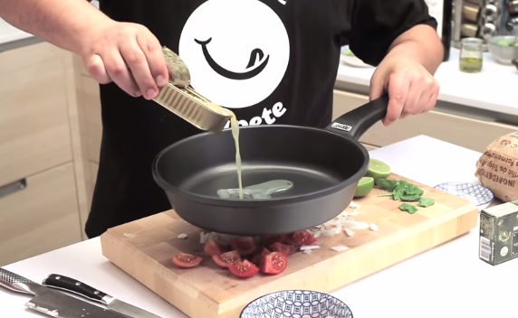 Salteado de habas tiernas con jamón y berberechos