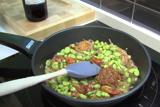 Salteado de habas tiernas con jamón y berberechos