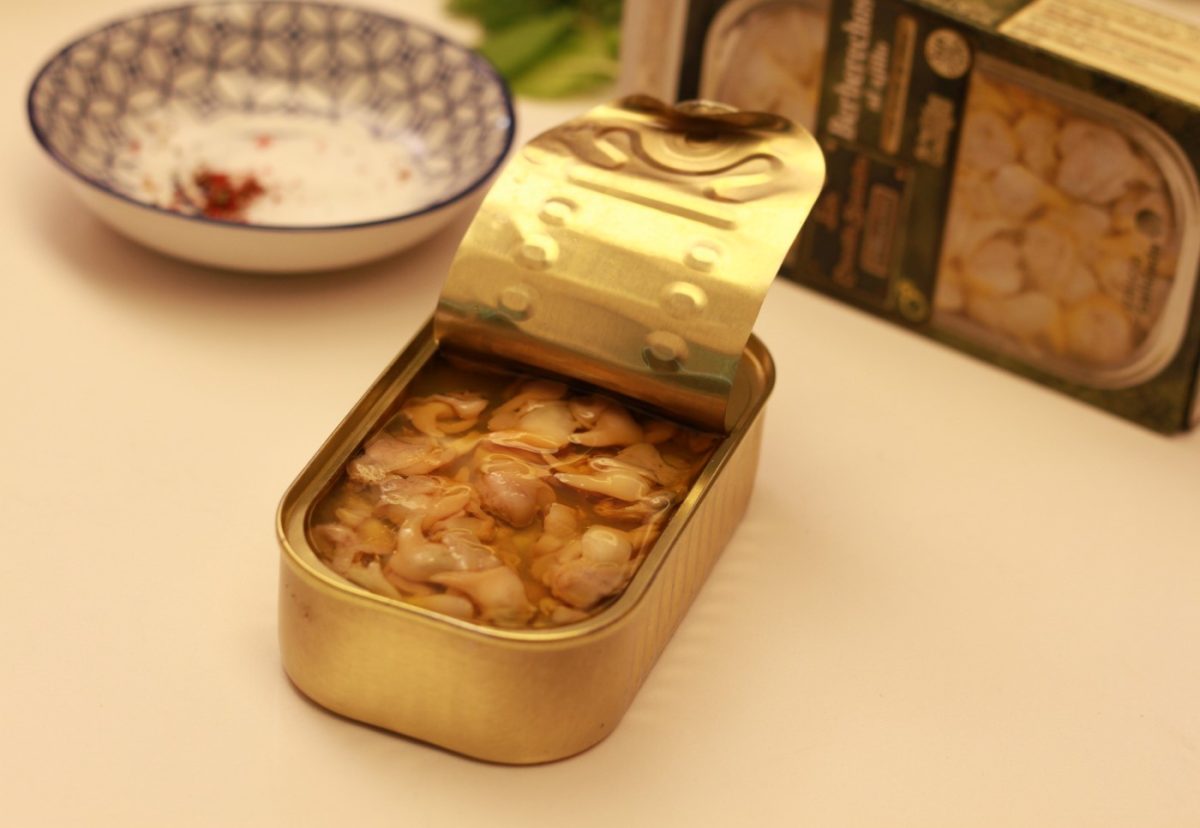 Salteado de habas tiernas con jamón y berberechos