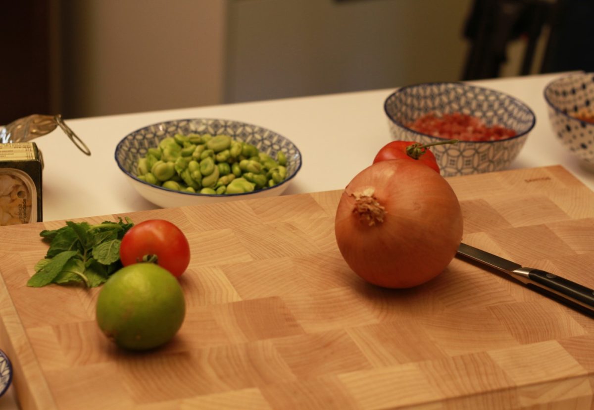 Salteado de habas tiernas con jamón y berberechos