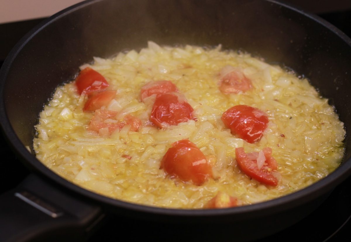 Salteado de habas tiernas con jamón y berberechos