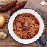 Alubias o judías pintas con chorizo. Receta tradicional paso a paso