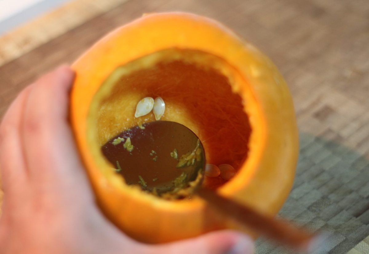 Calabaza con guacamole. Receta de Halloween