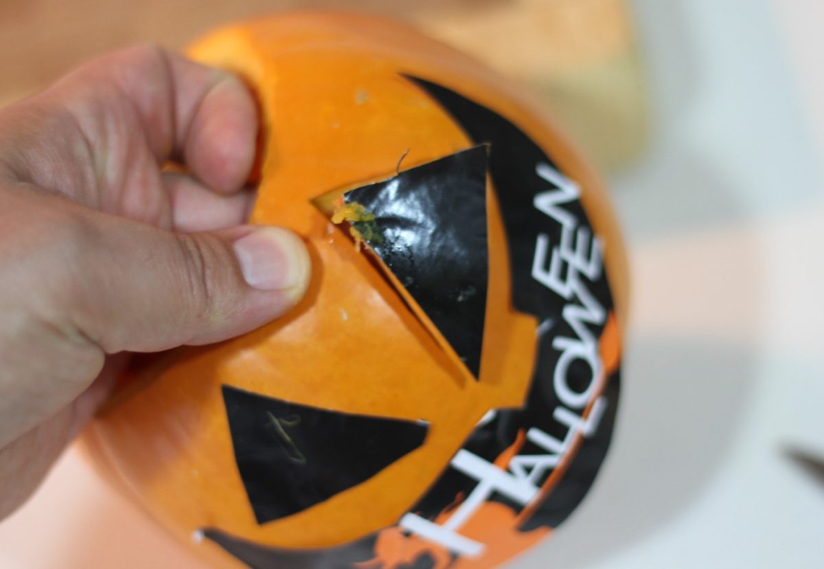Calabaza con guacamole. Receta de Halloween