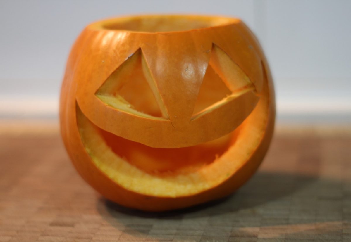 Calabaza con guacamole. Receta de Halloween