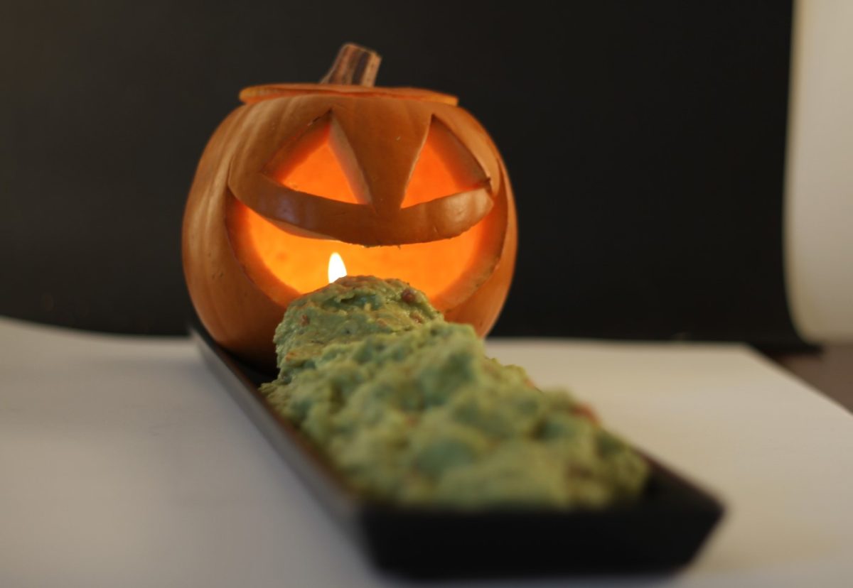Calabaza con guacamole. Receta de Halloween