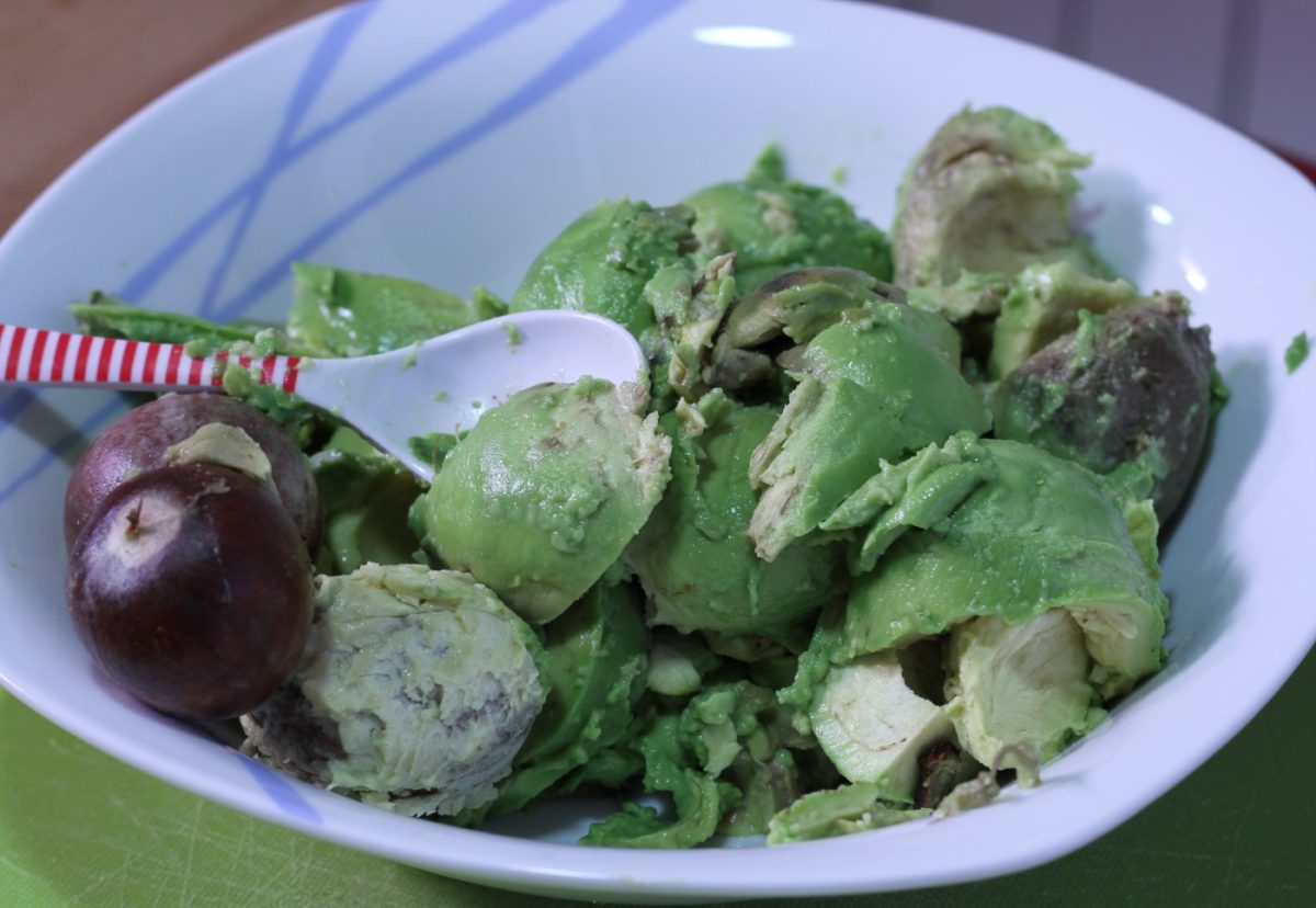 Calabaza con guacamole. Receta de Halloween