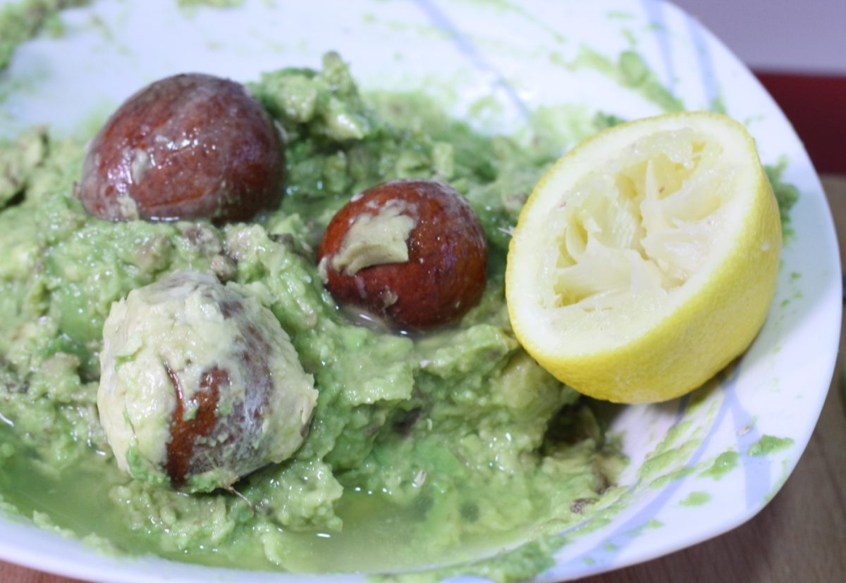 Calabaza con guacamole. Receta de Halloween