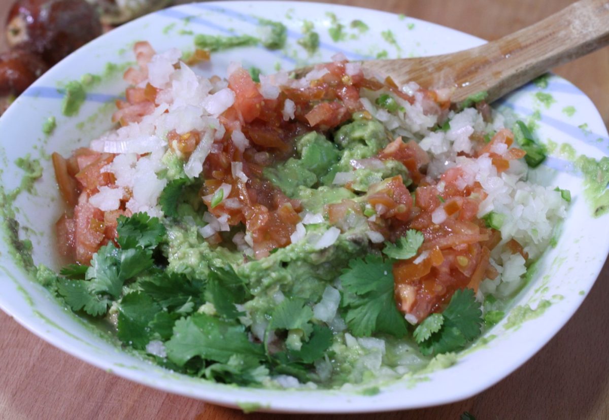 Calabaza con guacamole. Receta de Halloween