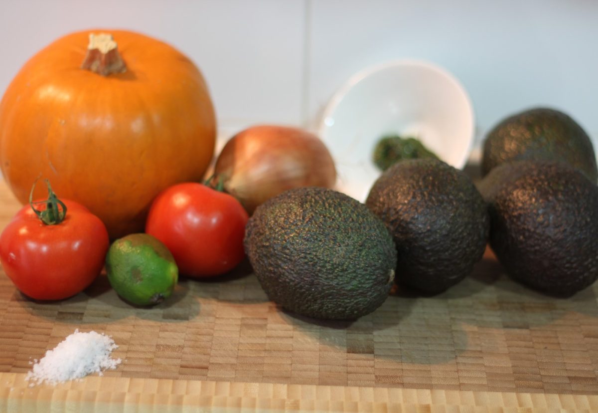 Calabaza con guacamole. Receta de Halloween