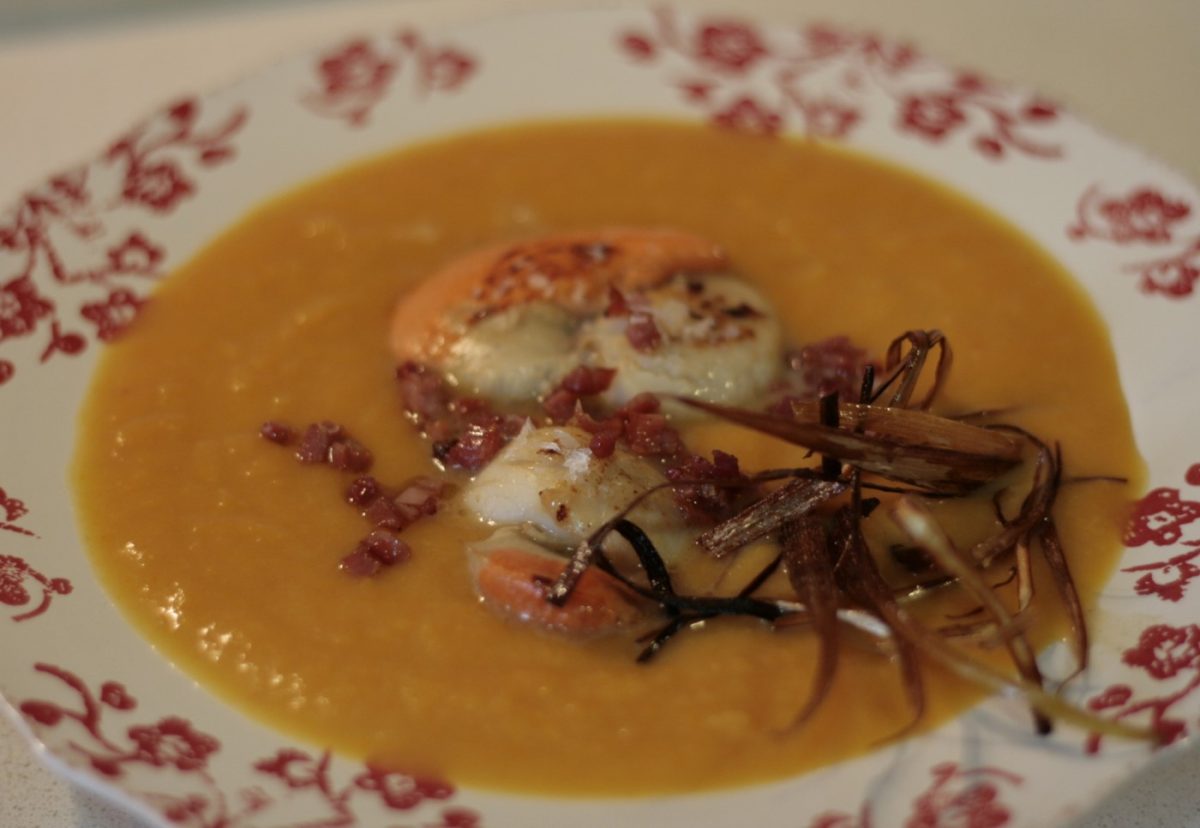 Vieiras sobre crema de zanahorias