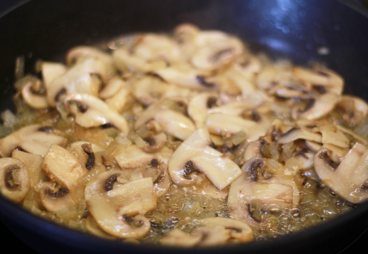 Gulas al ajillo con champiñones