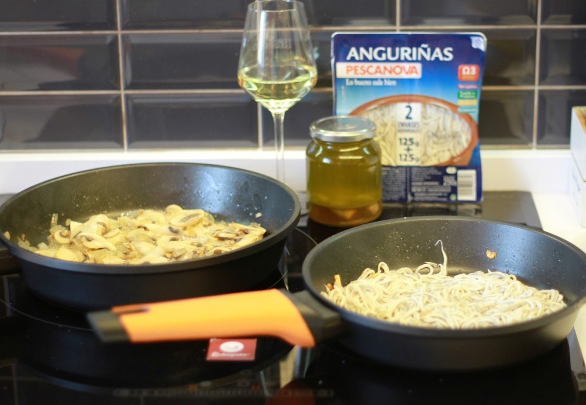 Gulas al ajillo con champiñones